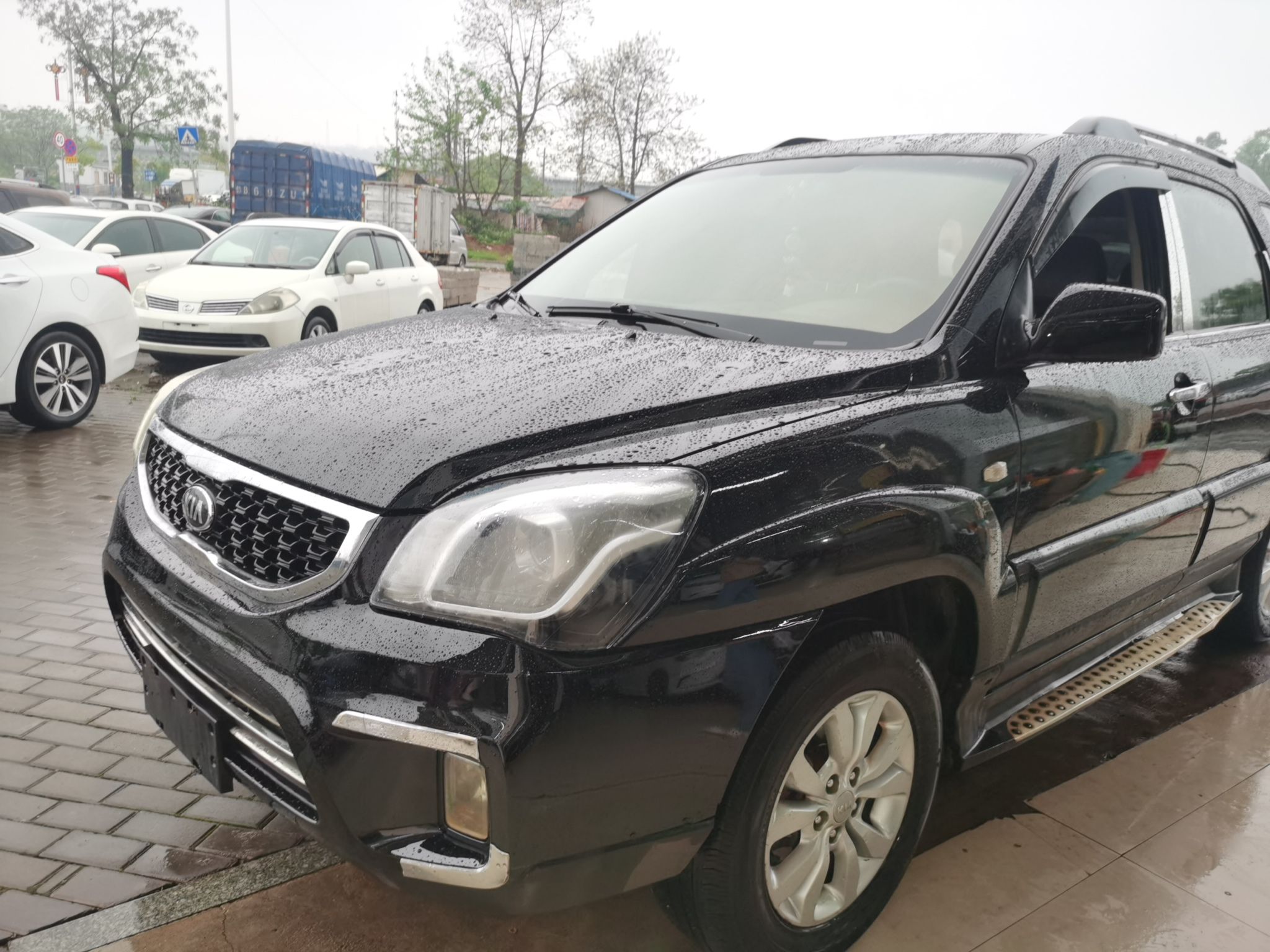 تحت مقدمة السيارة