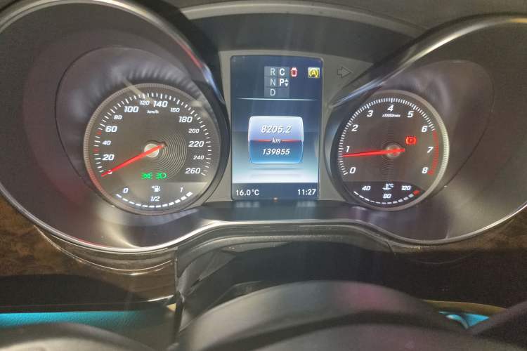 Used Mercedes-Benz V-Class 2016 V 260 L Prestige Extended Edition Odometer Close Up