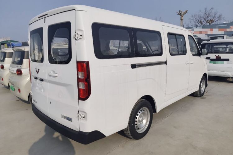 Used Wuling Yangguang 2024 300KM Comfort Version Passenger Van 75kW