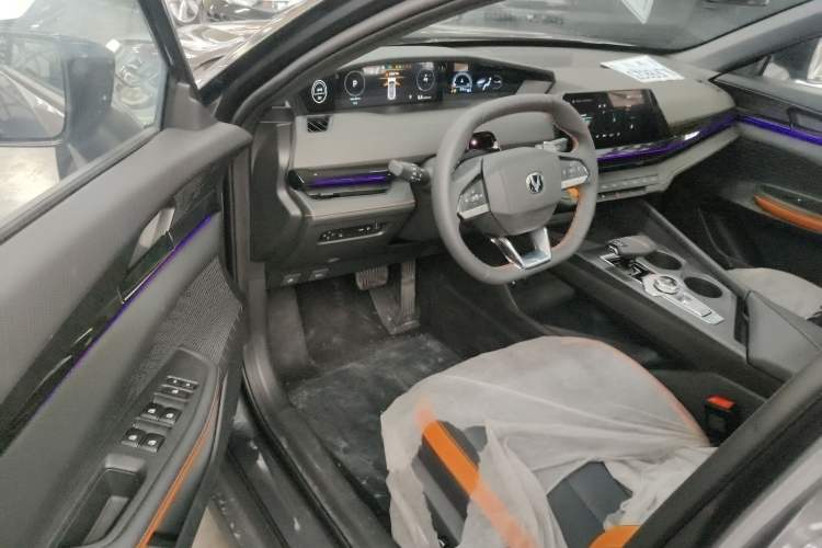 Used Changan UNI-V 2025 1.5T 500Bar High-Energy Version
