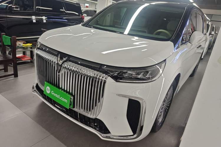 Ojetý VOYAH Dream 2025 PHEV Four-Wheel Drive Excellence Kunpeng Edition