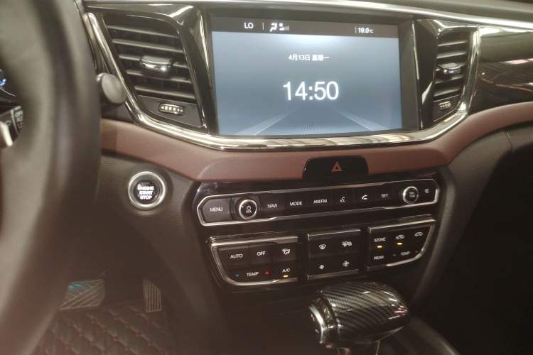 Used GAC Trumpchi GS8 2017 320T Two-Wheel Drive Luxury Smart Connectivity Version (7 Seats) Audio And AC Panel