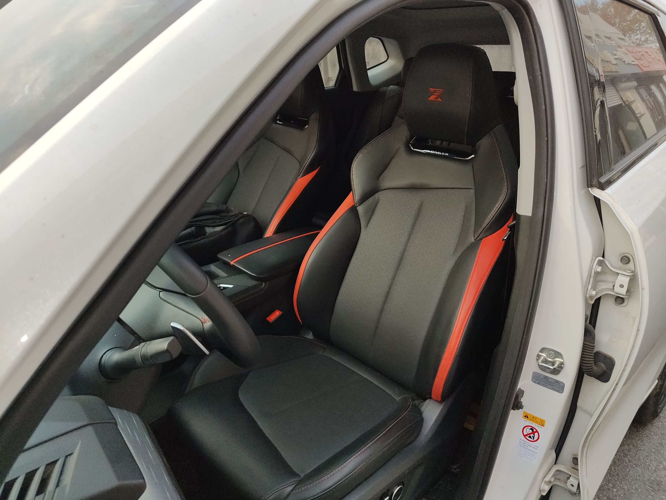 Переднее сиденье в автомобиле