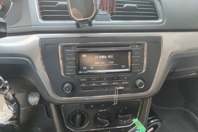 Used Volkswagen Lavida 2015 1.6L Manual Comfort Edition Audio And AC Panel