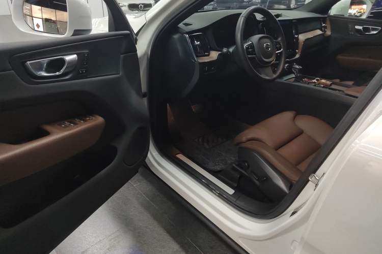 Used Volvo XC60 2021 T5 4x4 Smart Luxury Edition