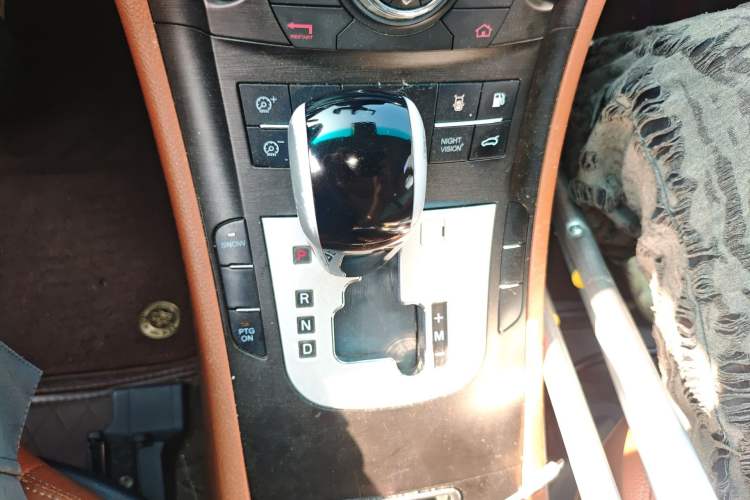 Used Luxgen Great 7 SUV 2014 2.2T Two-Wheel-Drive Smart Version Gear Lever