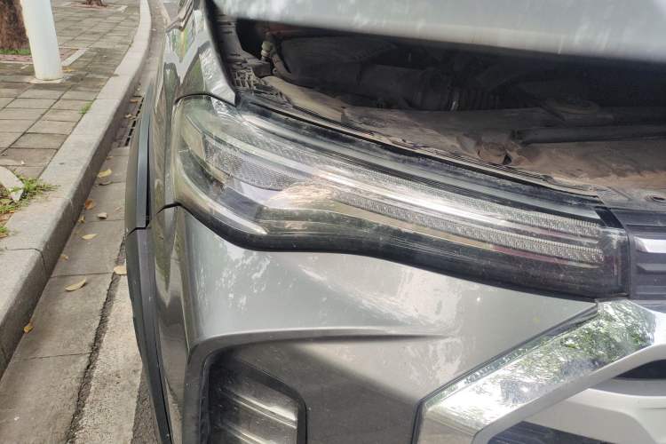 Used SAIC MAXUS T90 2021 2.0T Twin-Turbo Automatic All-Wheel Drive High-Ride Comfort Edition with Extended Cargo Space Right Front Headlight