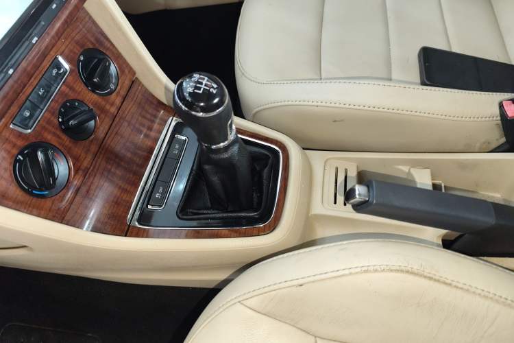 Used Volkswagen Lavida 2013 Restyled Classic 1.6L Manual Comfort Edition Gear Lever