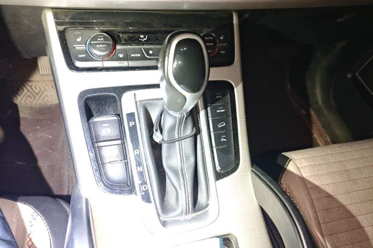 Used Geely Auto Emgrand X7 Sport 2016 1.8TD Automatic Smart Model Gear Lever