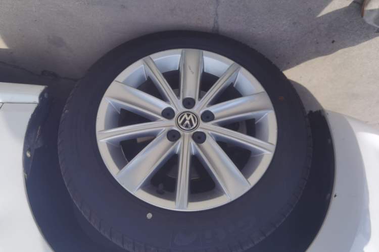 Used Volkswagen Polo 2014 1.6L Automatic Comfort Edition Left Front Wheel Hub