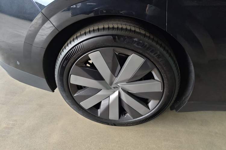 Used Li Auto i6 2025 Model Two-Wheel-Drive Standard Type
