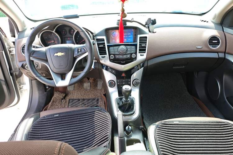 Used Chevrolet Cruze 2013 Hatchback 1.6L Manual Luxury Model Center Console