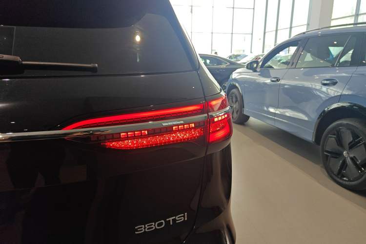 Used Volkswagen Viloran 2024 380TSI Premium Edition Right Rear Taillight