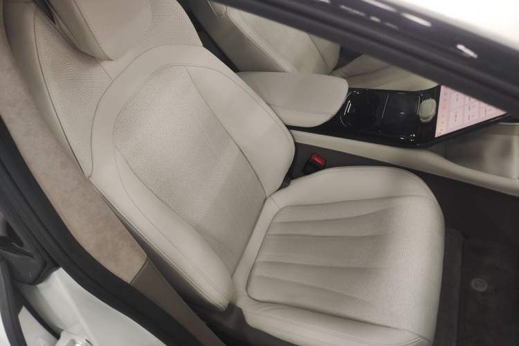 Used IM L7 2022 Dynamic Model Right Front Seat