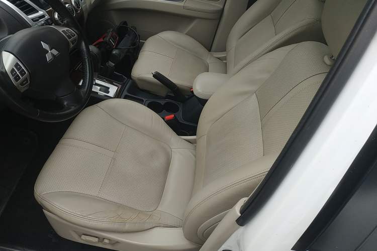 Used Mitsubishi Pajero Sport 2013 3.0L Automatic 4x4 Flagship Edition
