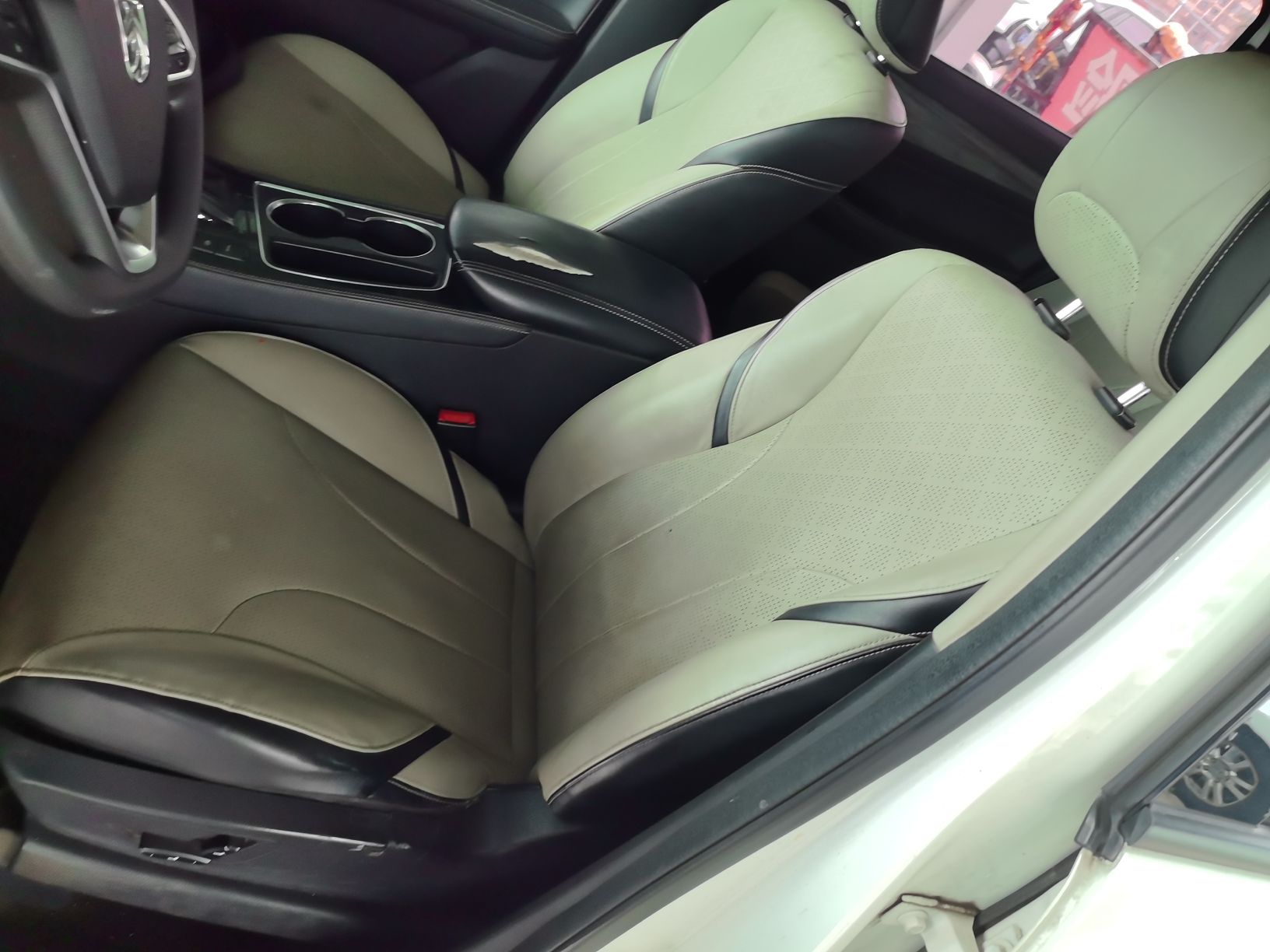 المقاعد الأمامية داخل السيارة