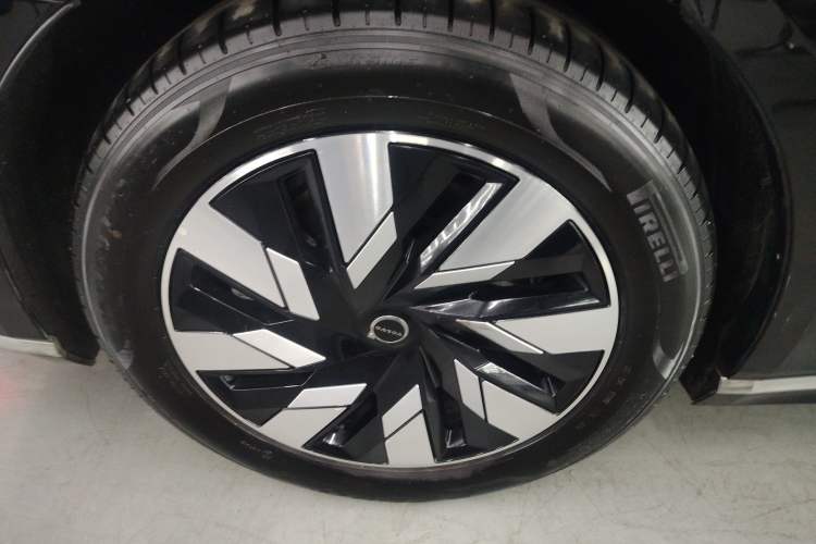 Used Volvo EM90 2025 Ultra Six-Seater