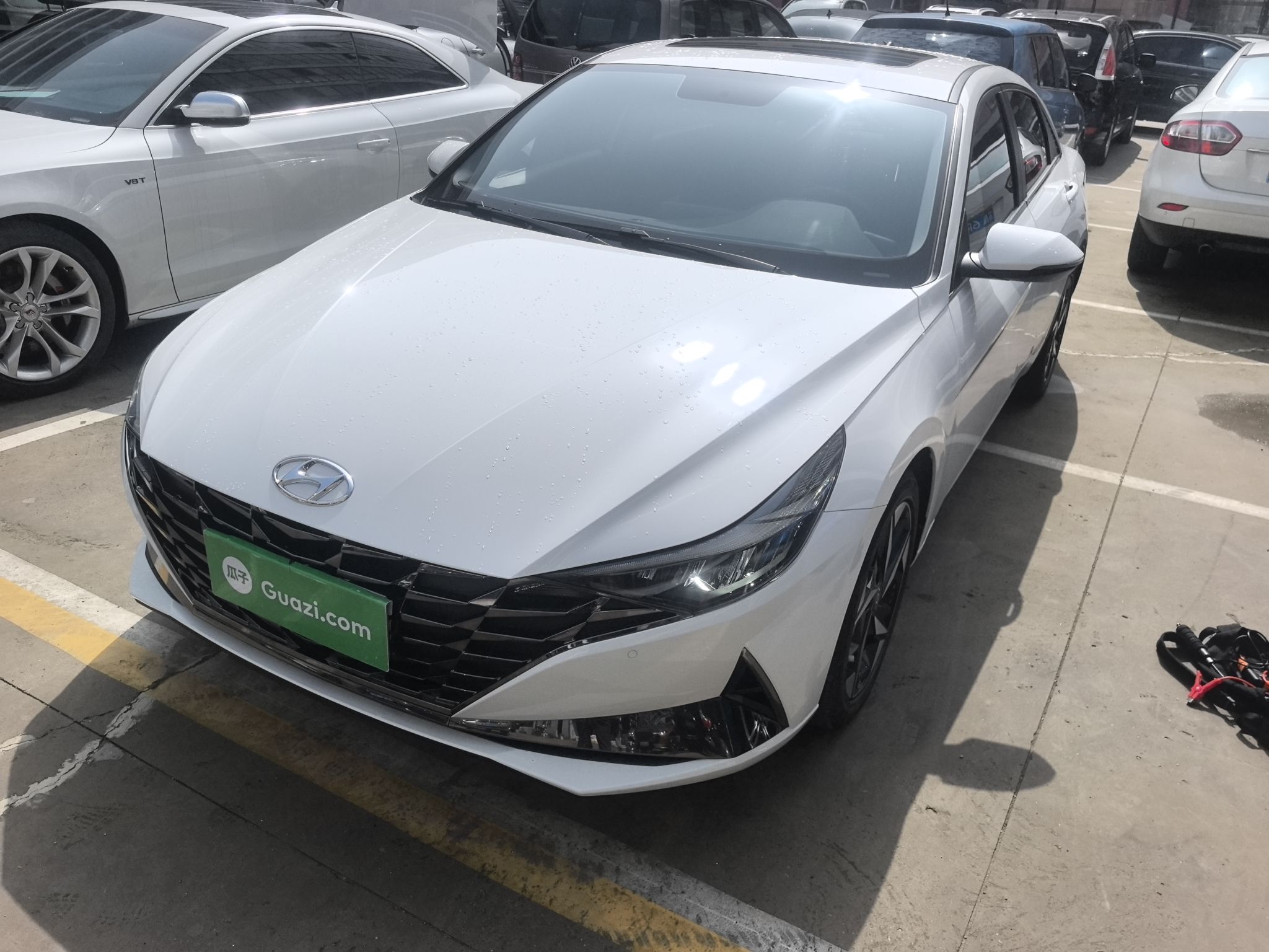 Под передней частью автомобиля