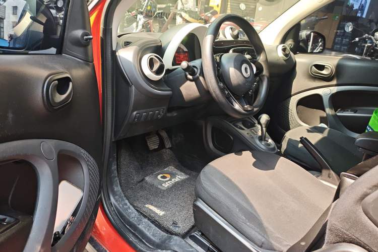 Used smart fortwo 2015 1.0L 52 kW hardtop Dynamic version Driver Seat