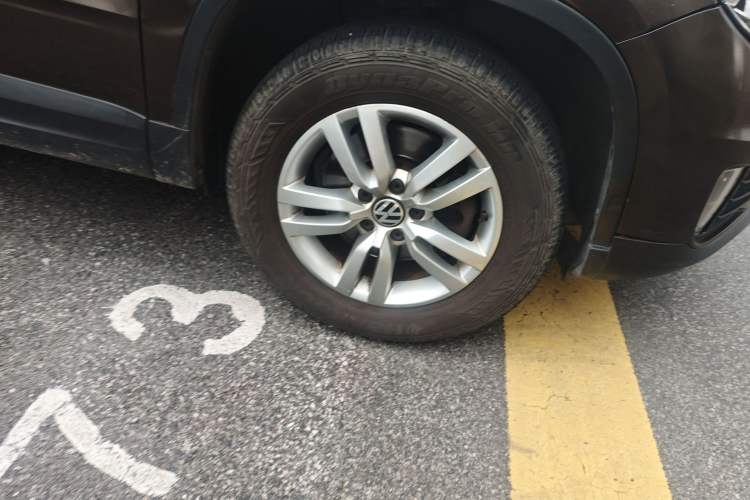 Used Volkswagen Tiguan 2015 1.8TSI Manual Two-Wheel Drive Fashion Edition Right Front Wheel Hub