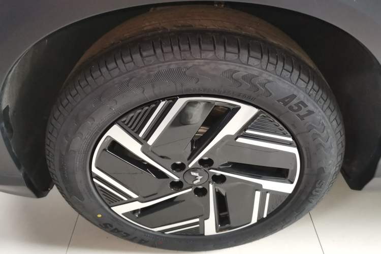 Used Wuling Xingguang S 2024 130 km Flagship Version Left Front Wheel Hub