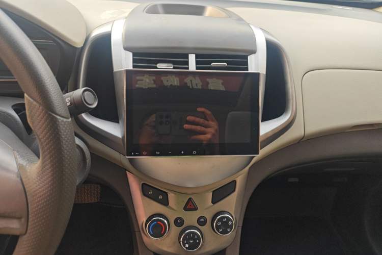 Used Chevrolet Aveo Sonic 2014 Sedan 1.4SL AT Stylish Sunroof Edition
