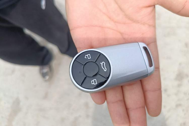 Used ORA Good Cat 2025 Model, 430 km Luxury Version Vehicle Key