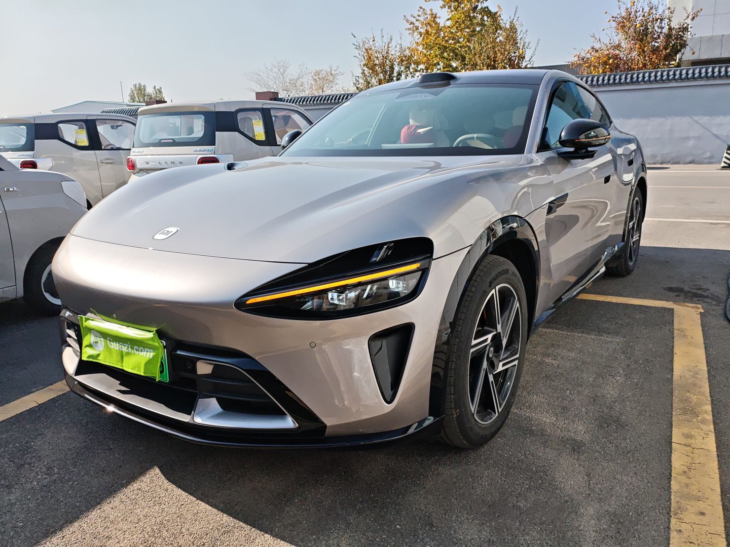 Под передней частью автомобиля