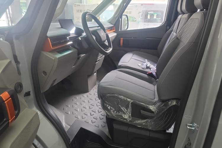 Used Farizon Super VAN 2025 Yucheng Action-Pak, Mid-Axle High-Roof 68kWh ZhiXin, 7-seater Left Front Seat