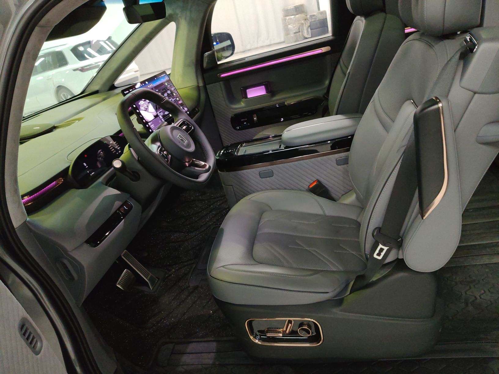 Переднее сиденье в автомобиле