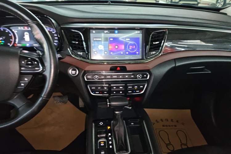 Used GAC Trumpchi GS8 2017 320T Two-Wheel Drive Luxury Smart Connectivity Version (7 Seats) Audio And AC Panel