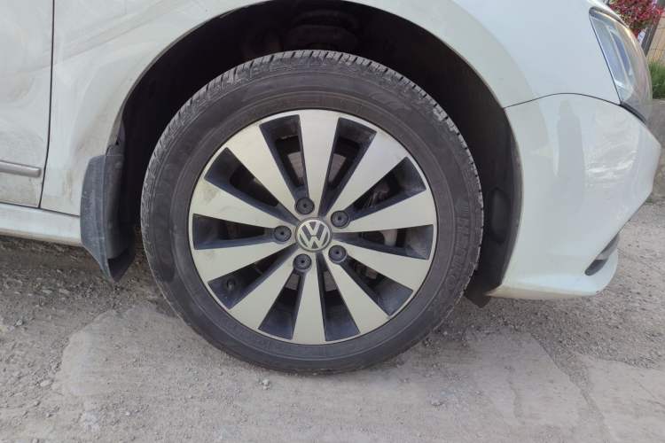 Used Volkswagen Sagitar 2017 230TSI Automatic Comfort Version Right Front Wheel Hub