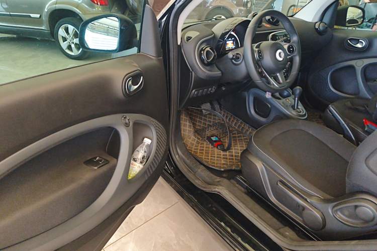 Used smart fortwo 2015 1.0L 52 kW Hardtop Passion Edition Driver Seat