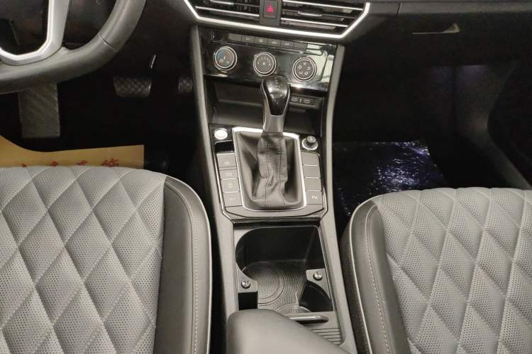 Used Volkswagen Sagitar 2023 300TSI DSG Excellence Edition Gear Lever