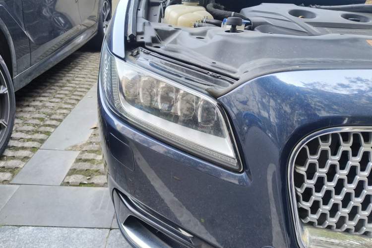 Used Lincoln Continental 2017 2.0T Two-Wheel-Drive Luxury Edition Right Front Headlight