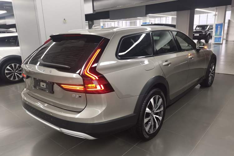 Used Volvo V90 2022 Cross Country B5 AWD Smart Range Edition
