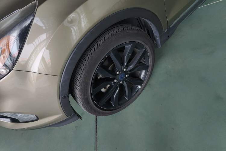 Used Ford Kuga 2017 EcoBoost 245 Four-Wheel-Drive Sport Model Left Front Wheel Hub