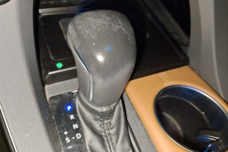 Used Toyota Avalon 2019 Dual-Engine 2.5L XLE Prestige Version China VI Standard Gear Lever