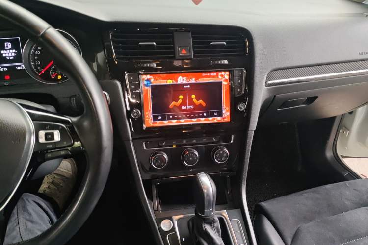 Used Volkswagen Golf 2018 230TSI Automatic Luxury Version Audio And AC Panel