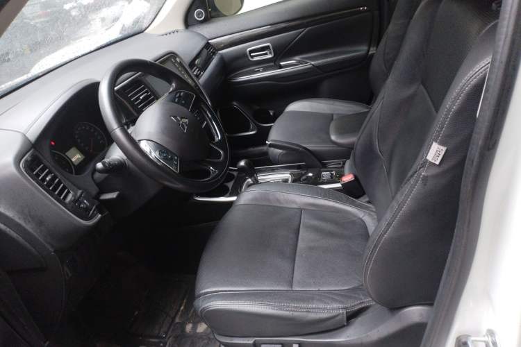 Used Mitsubishi Outlander 2018 2.0L Two-Wheel Drive Glory Edition 5 Seats Left Front Seat