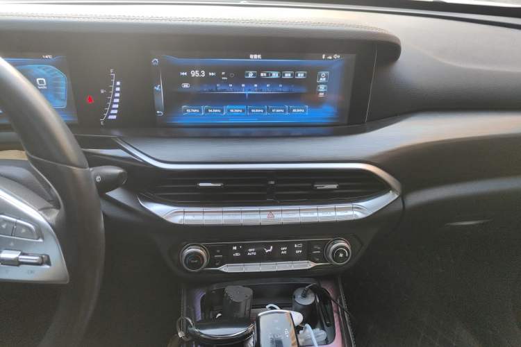 Used Bestune T77 2020 PRO 280 TID Automatic Luxury Model Audio And AC Panel