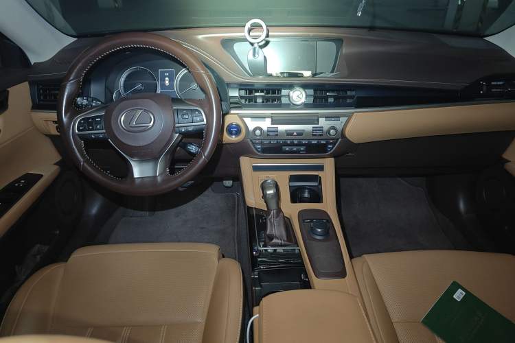 Used Lexus ES 2017 300h Mark Levinson Comfort Edition