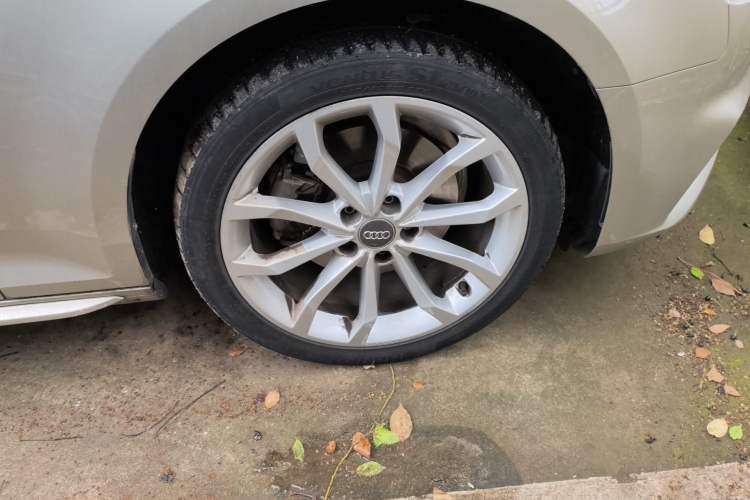 Used Audi A4L 2018 30th Anniversary Edition 40 TFSI Fashion Model Right Front Wheel Hub