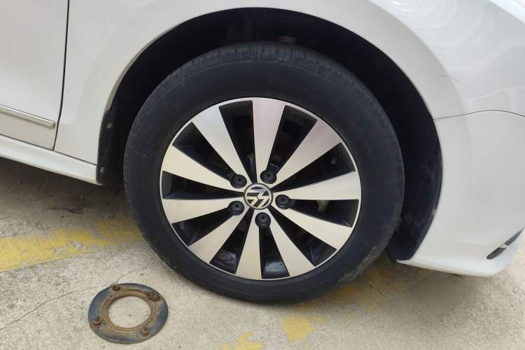 Used Volkswagen Sagitar 2018 1.6L Manual Comfort Model Right Front Wheel Hub