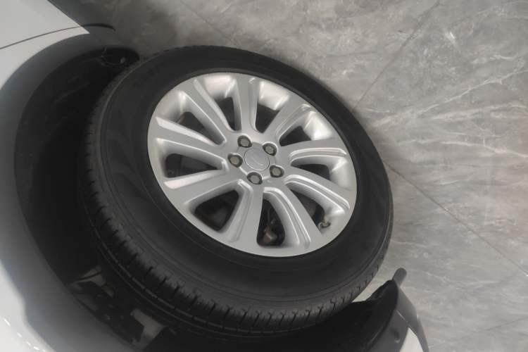 Used Land Rover Discovery Sport 2017 2.0T SE Exterior 4