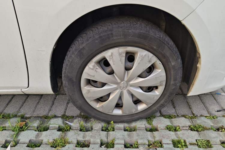 Used Toyota YARiS L Zhi Xuan 2015 1.5E Automatic Charm Edition
