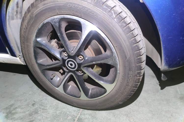 Used smart forfour 2016 1.0L 52 kW Passion Edition Right Front Wheel Hub