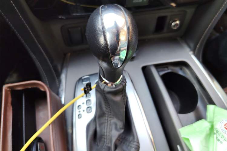 Used Nissan Patrol 2018 4.0L LinkedIn Edition Gear Lever