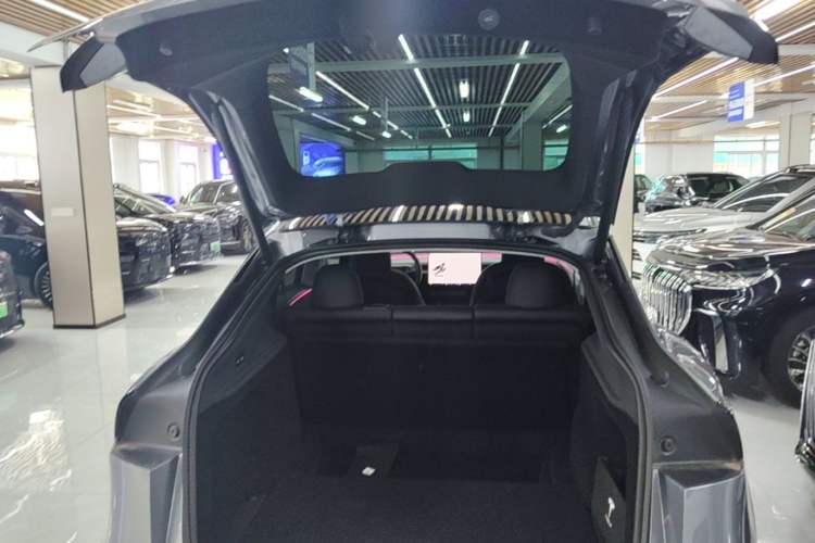 Used Tesla Model Y 2025 Long-Range All-Wheel-Drive Version
