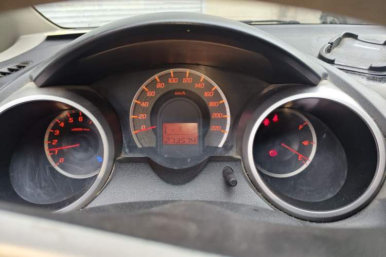 Used Honda Fit 2011 1.5L manual luxury version
